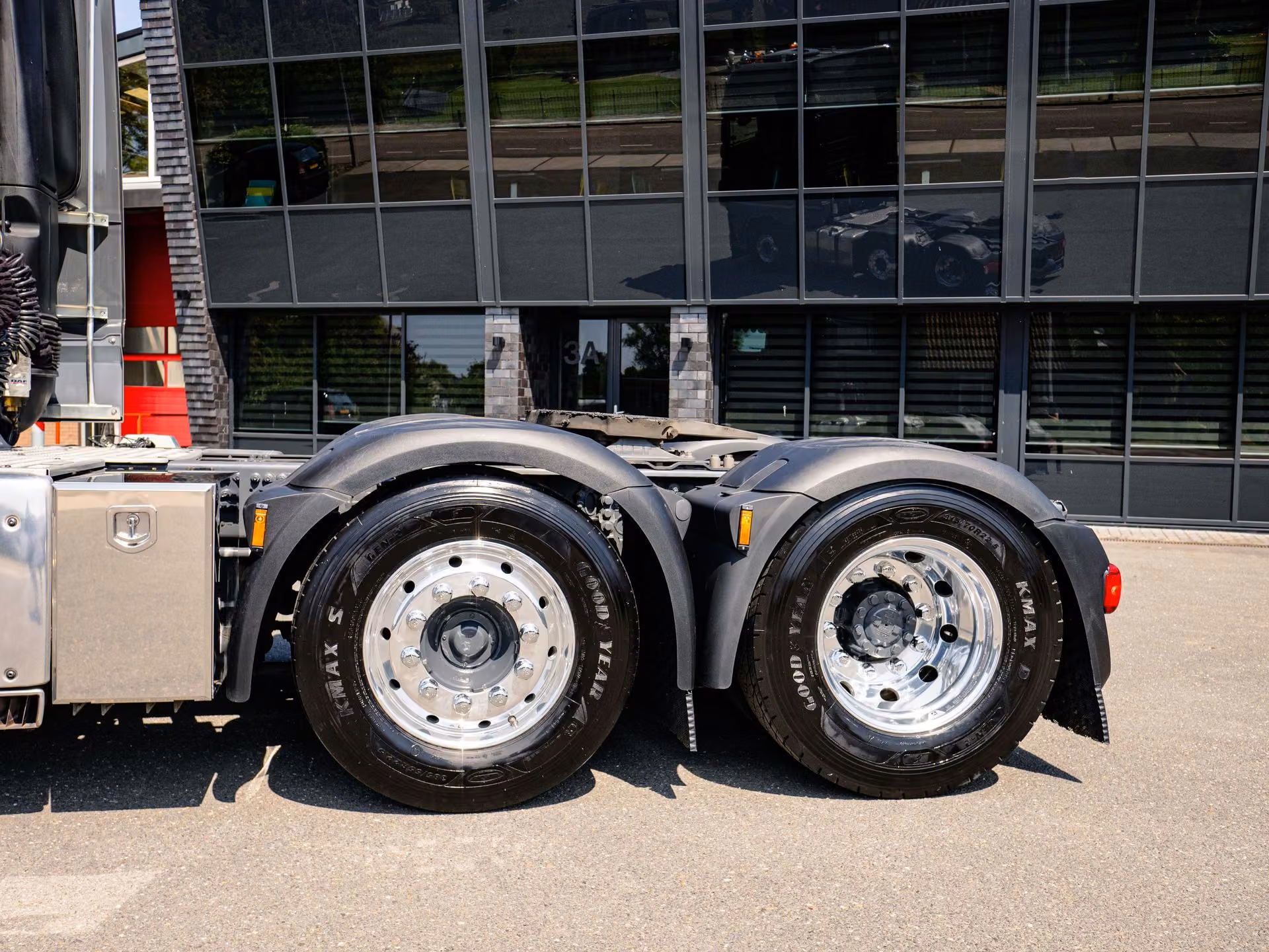 Semi truck tandem drive axles and tires